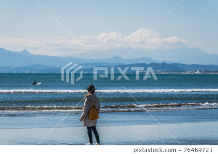 [Women enjoying Mt. Fuji from the west coast of Enoshima] 76469721