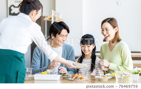 家庭餐廳年輕家庭 76469759
