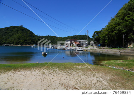 島根縣湯之津町的湯之津灣:夏季,碧海藍天盡收眼底。 島根縣湯之津町的湯之津灣:夏季,碧海藍天盡收眼底。 76469884