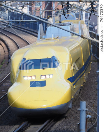 Doctor Yellow near Yamashina Doctor Yellow near Yamashina 76470570