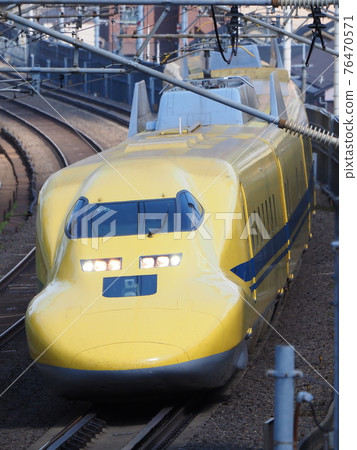 Doctor Yellow near Yamashina Doctor Yellow near Yamashina 76470571