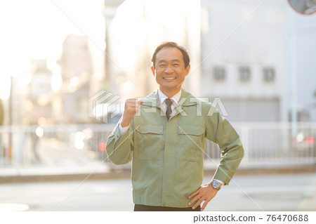 工作服的中間人 工作服的中間人 76470688