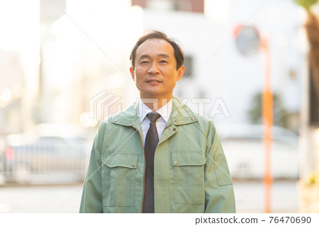工作服的中間人 工作服的中間人 76470690