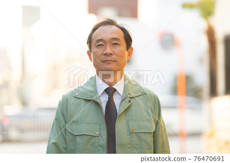 工作服的中間人 工作服的中間人 76470691