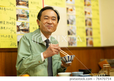 Office worker having lunch at a set meal shop 76470754