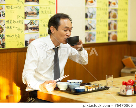 Office worker having lunch at a set meal shop 76470869