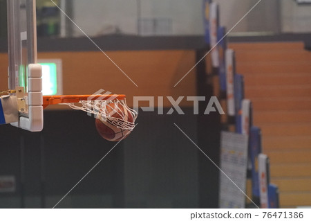 Goal net at the moment when the shot basketball enters the goal 76471386