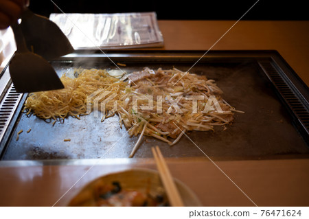 在鐵板上享用您最喜歡的炒麵! 在鐵板上享用您最喜歡的炒麵! 76471624