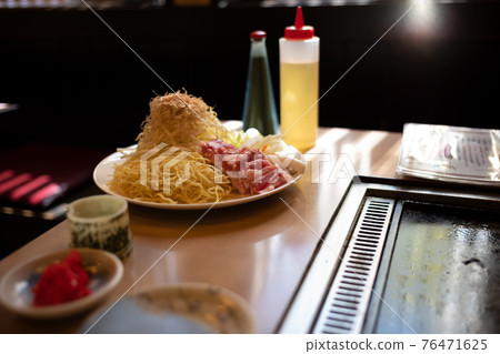 在鐵板上享用您最喜歡的炒麵! 在鐵板上享用您最喜歡的炒麵! 76471625