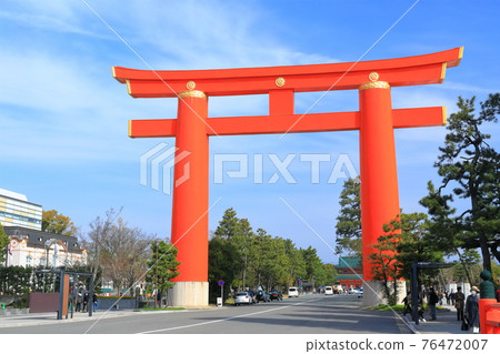 【京都】晴天的平安神宮大鳥居 76472007
