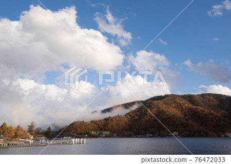 Lake Chuzenji, blue sky and autumn leaves in Nikko City, Tochigi Prefecture Lake Chuzenji, blue sky and autumn leaves in Nikko City, Tochigi Prefecture 76472033