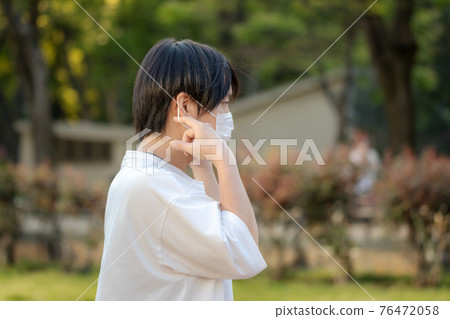 Men wearing masks 76472058