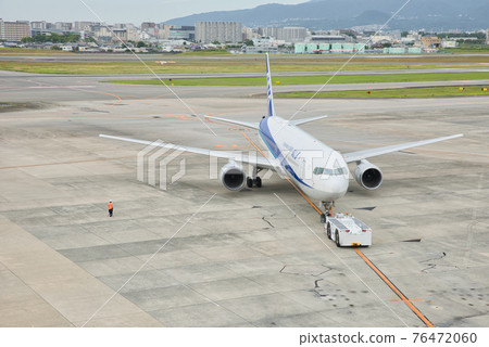 [Osaka] October ・ Osaka International Airport in the blue sky Runway and airplane 76472060