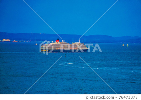 A luxury cruise ship (Queen Elizabeth) seen from Yokohama Skywalk 76473375