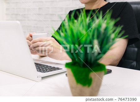 A woman computer Social Network rest holiday A woman computer Social Network rest holiday 76473390
