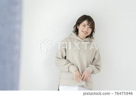 微笑著的年輕女子的畫像 微笑著的年輕女子的畫像 76475946