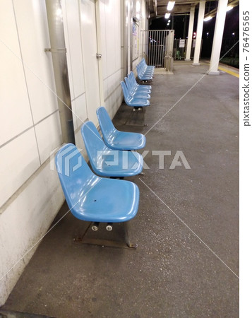 車站的藍色長凳 車站的藍色長凳 76476565