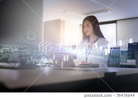 在公司工作的商務人士 76476844