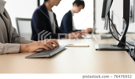 在公司工作的商務人士 76476932