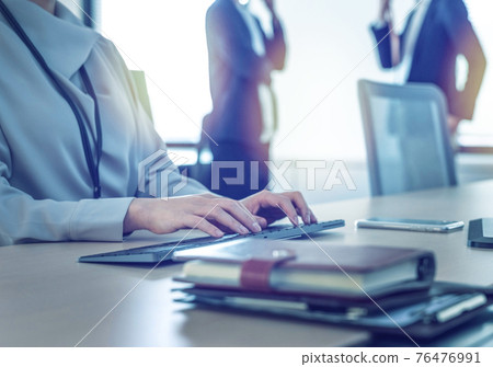 在公司工作的商務人士 76476991