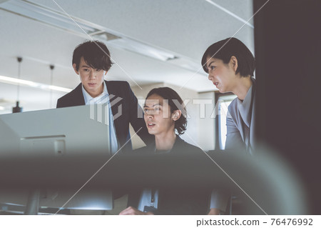 在公司工作的商務人士 76476992