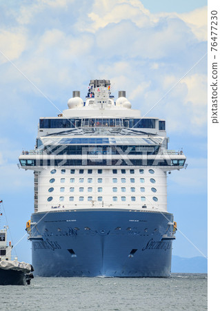 Cruise ship arriving at Osaka Port Cruise ship arriving at Osaka Port 76477230