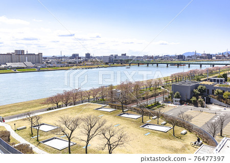 Ryutopia 從新潟市演藝中心的屋頂花園看到的空中花園和信濃川 Ryutopia 從新潟市演藝中心的屋頂花園看到的空中花園和信濃川 76477397