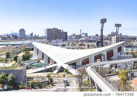 從琉托邦屋頂花園看昭和現代建築新潟市體育館 76477398