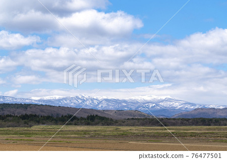 Early spring boat-shaped mountain range and clouds 76477501
