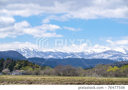 Early spring boat-shaped mountain range and clouds 76477506