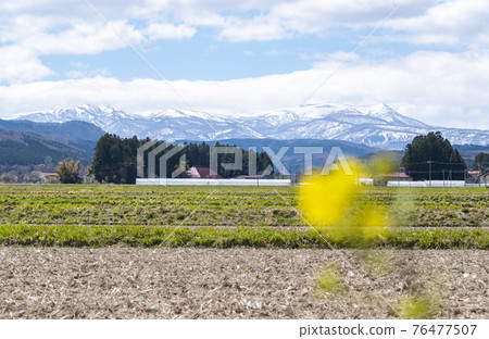 Early spring boat-shaped mountain range and clouds 76477507