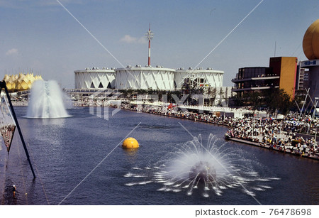 <Osaka> Osaka Expo, Japan Pavilion behind the dream pond with a fountain <Osaka> Osaka Expo, Japan Pavilion behind the dream pond with a fountain 76478698