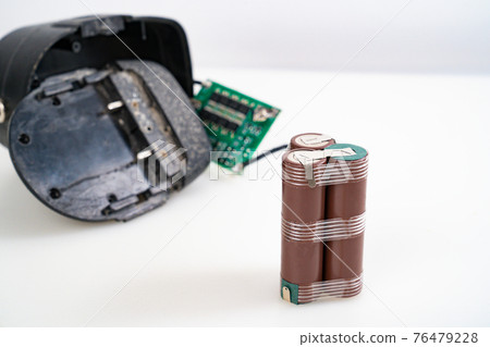 Replacing the battery pack in the screwdriver with new ones. battery assembly Replacing the battery pack in the screwdriver with new ones. battery assembly 76479228