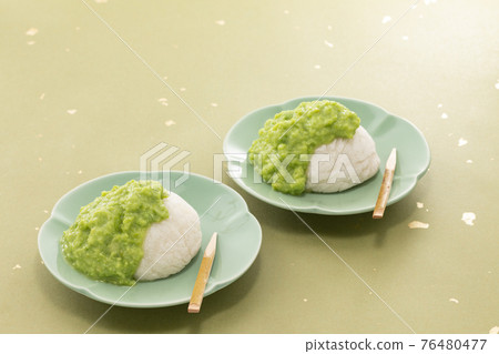Zunda mochi lined with green Japanese paper 76480477