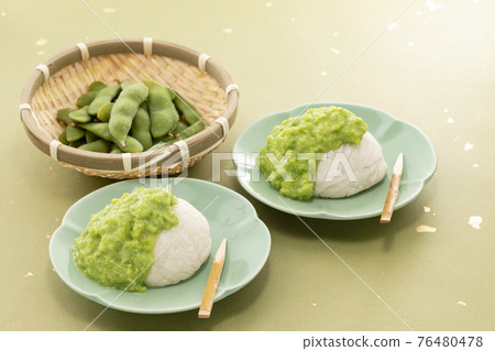 Zunda mochi with green Japanese paper and edamame 76480478