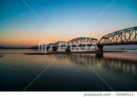 吉野川在黃昏時分 76480521