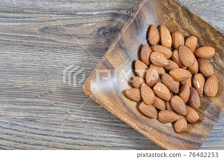 Almond 76482253