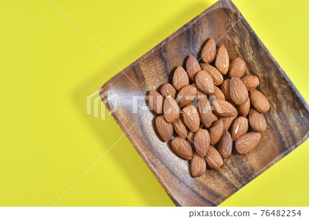 Almond 76482254