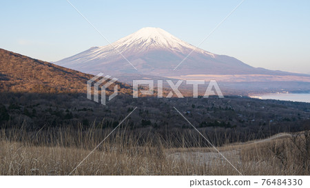 從山梨縣山中湖村的全景看台上看到的富士山 76484330