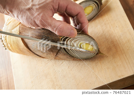 在竹筍上切一刀 在竹筍上切一刀 76487021