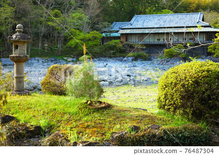Rakujuen Rakujukan and Obamaike Stone Lights 76487304