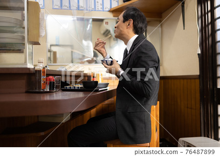 Office worker having lunch at a set meal shop Office worker having lunch at a set meal shop 76487899