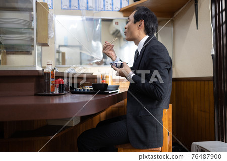 Office worker having lunch at a set meal shop 76487900