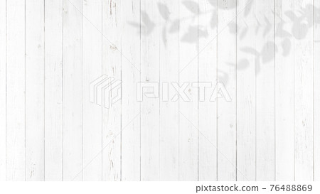 白色的木牆和樹枝的陰影——有多種變化 76488869