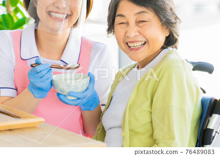 Meal assistance with gloves and face guard Meal assistance with gloves and face guard 76489083