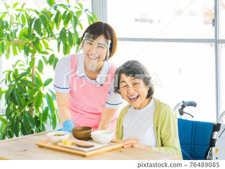 Meal assistance with gloves and face guard Meal assistance with gloves and face guard 76489085