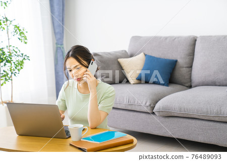 女人在家做遠程辦公 76489093