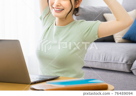 女人在家做遠程辦公 76489094