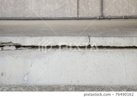 建築地基大裂縫 建築地基大裂縫 76490162