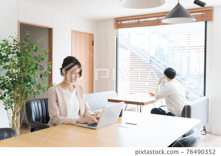 Working female upper body in her 20s 76490352